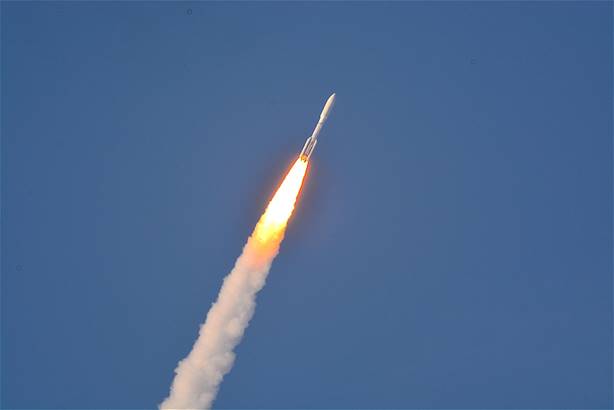 Atlas V In Flight, Photo Courtesy Liz Allen/Lloyd Behrendt