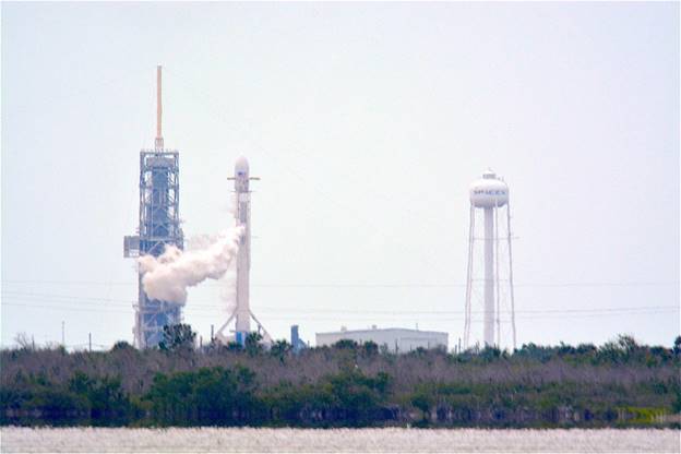 Falcon 9 On Launch Pad 39A, Photo  Courtesy Liz Allen/Lloyd Behrendt